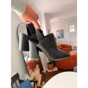 Black Gianni Bini Leather Strapped Bootie Heels - Size 7.5